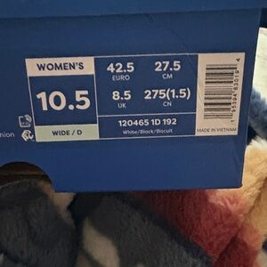 Brooks white and black men's/women's running shoe